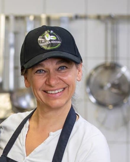 Porträt von Jana, verantwortlich für den Onlineshop der Pistazien-Rösterei, in der Küche der Rösterei